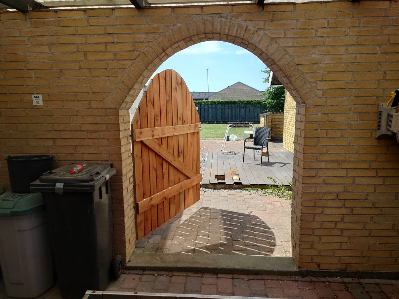Havelågen åben ind mod gårdhaven